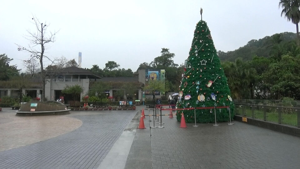 台北市立動物園のゲートをくぐると