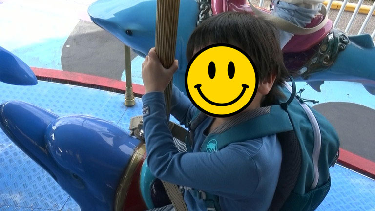 念願のメリーゴーラウンドでニッコリ