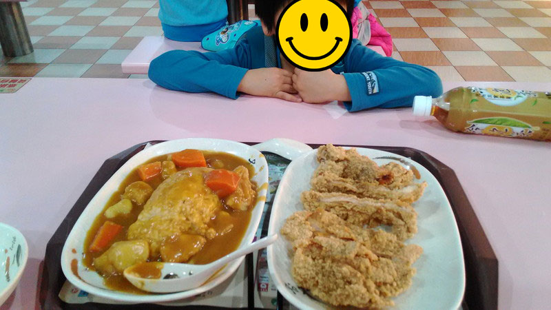 遊園地のフードコートで食事