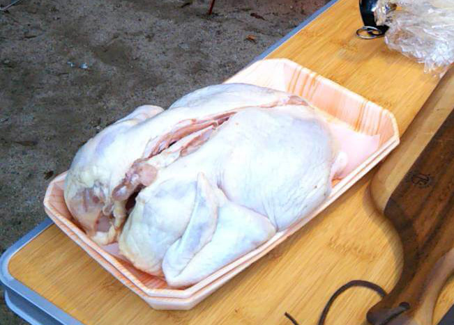 丸鶏がダッチオーブンに入らず半鶏になりました
