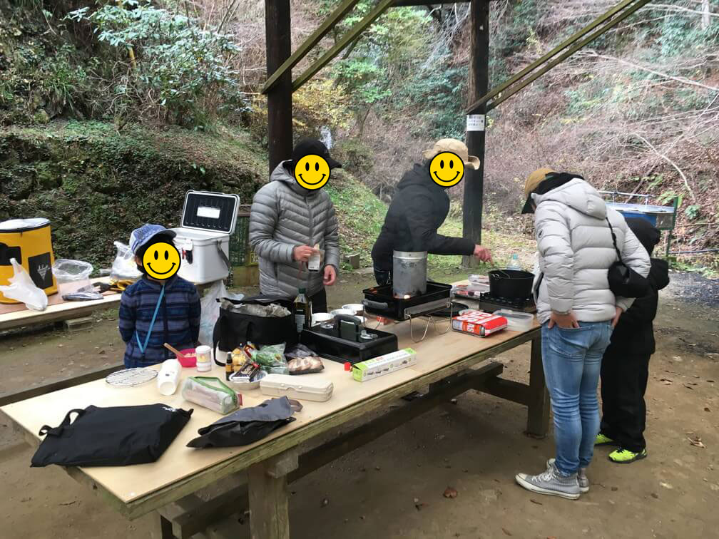みんなでバーベキューの準備
