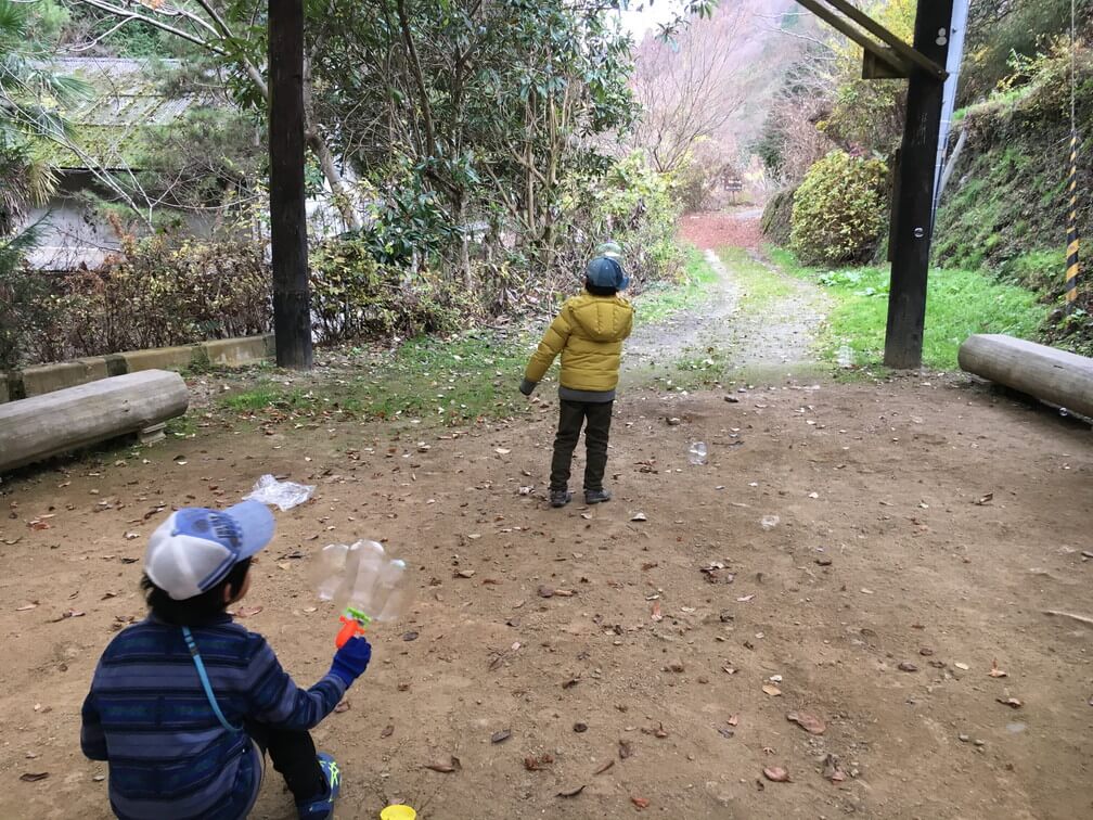 シャボン玉で遊びます