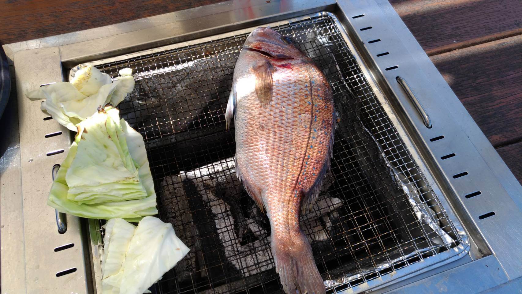 釣った真鯛を焼いて食べるバーベキュー
